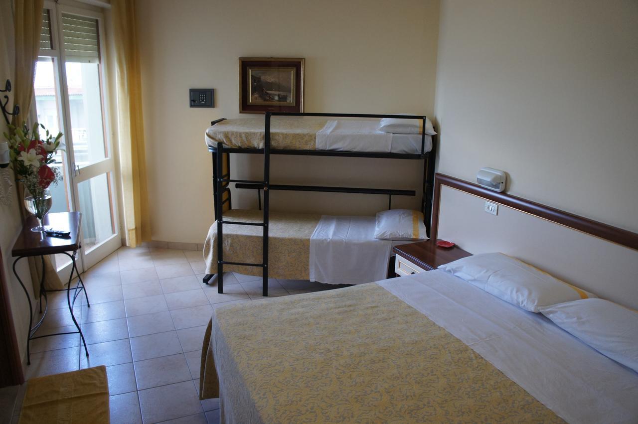 Hotel Nettuno Cattolica Exterior foto
